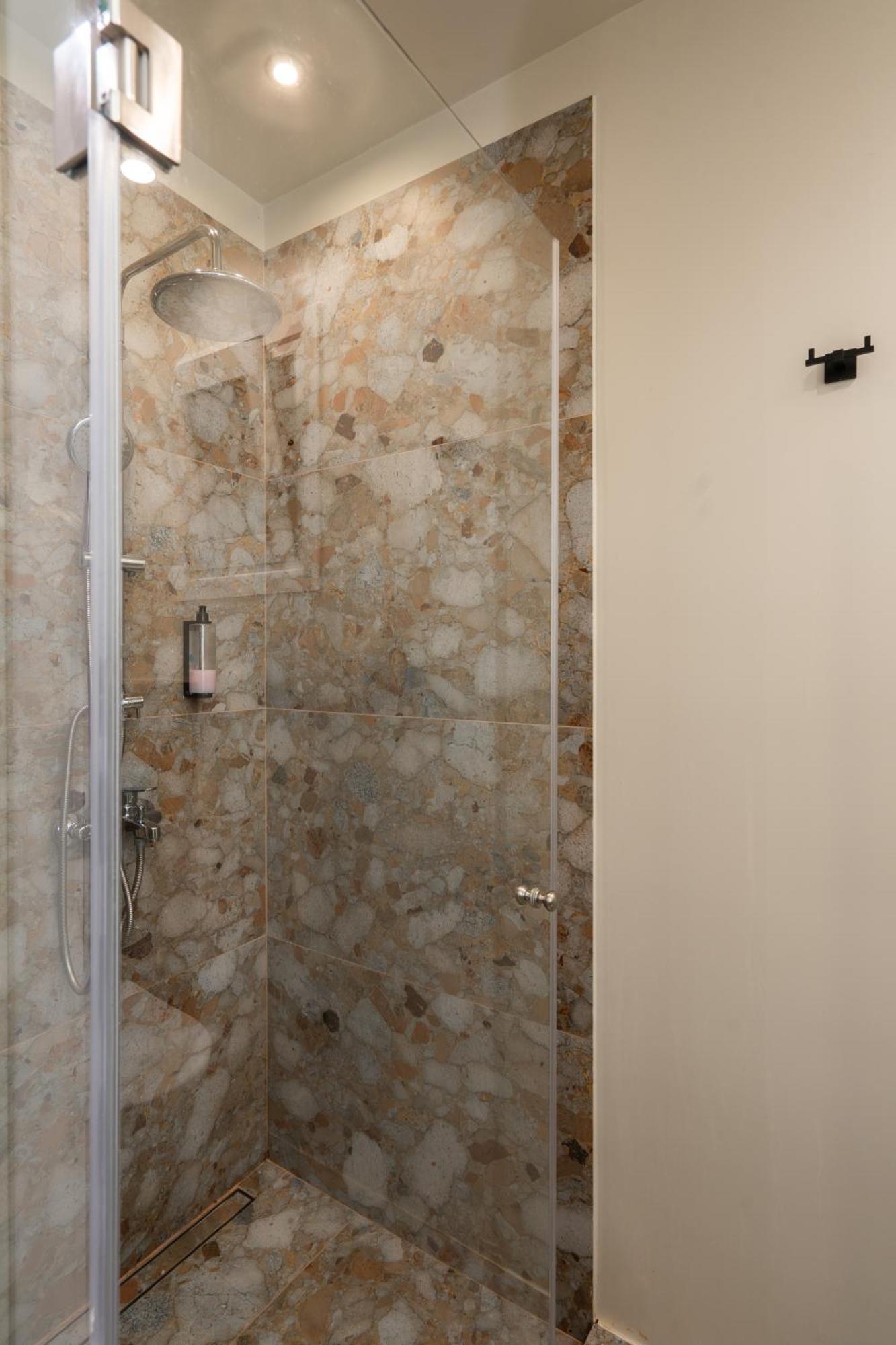 A Place 4U No6 - City Escape With Balcony Lounge & Open Living Space Atene Esterno foto